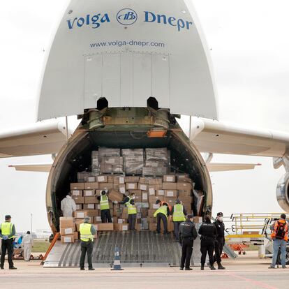 -FOTODELDIA- GRAFCVA3856. MANISES (VALENCIA), 06/04/2020.-.- El avión con 65 toneladas de material sanitario que la Generalitat Valenciana a ha comprado a China, y que incluye mascarillas, guantes, equipos de protección individual y gafas de protección ocular, ha aterrizado a las 13.16 horas de este lunes en el aeropuerto de Manises (Valencia).EFE/ Juan Carlos Cárdenas