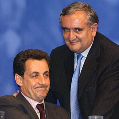 El ministro de Economía, Nicolas Sarkozy (sentado), y Jean-Pierre Raffarin, durante la campaña electoral de 2002.
