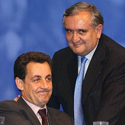 El ministro de Economía, Nicolas Sarkozy (sentado), y  Jean-Pierre Raffarin, durante la campaña electoral de 2002.