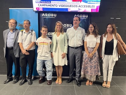 El creador del proyecto 'Ga11y' y embajador del campamento, Kike García, posa junto al delegado de la ONCE en Catalunya, Enric Botí, y la teniente de alcaldesa del Ayuntamiento de Barcelona, Maria Eugènia Gay.