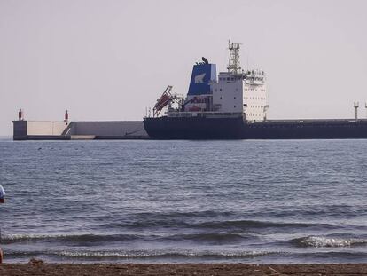 El barco ruso sin dinero para combustible, en el puerto de Motril, Granada.