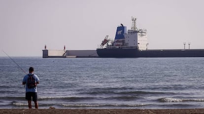 El barco ruso sin dinero para combustible, en el puerto de Motril, Granada.