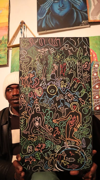 Junior Tangta, pintor camerunés y socio del colectivo artístico Shu-Mom Art, el pasado mes de marzo.