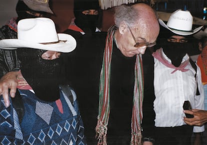 José Saramago, en Chiapas con dos zapatistas en marzo de 1998.