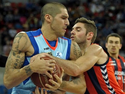 El ala-pívot del Estudiantes Nacho Martín lucha por el balón con el escolta del Laboral Kutxa Fabien Causeur.