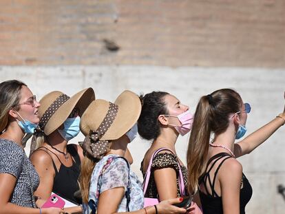 Un grupo de mujeres se refresca frente a un ventilador en Roma, este jueves.