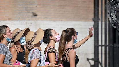 Un grupo de mujeres se refresca frente a un ventilador en Roma, este jueves.