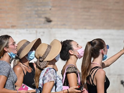 Un grupo de mujeres se refresca frente a un ventilador en Roma, este jueves.