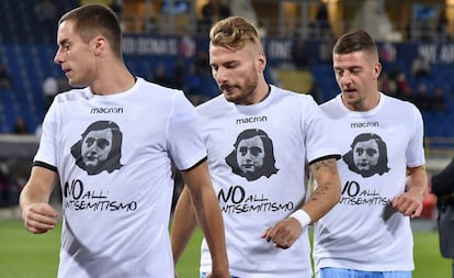 Marusic, Immobile y Milinkovic-Savic, con camisetas de Ana Frank.