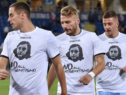 Marusic, Immobile e Milinkovic-Savic com camisetas de Anne Frank.
