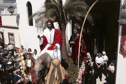 <b>DOMINGO DE RAMOS. Huelva.</b> Imagen del paso de Jesús en su entrada triunfal en Jerusalén, a su salida de la capilla del Cristo del Mar de Lepe (Huelva).