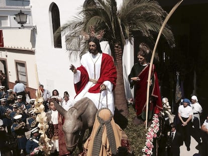 Imagen del paso de Jesús en su entrada triunfal en Jerusalén, a su salida de la capilla del Cristo del Mar de Lepe (Huelva), en la Semana Santa de 2014.