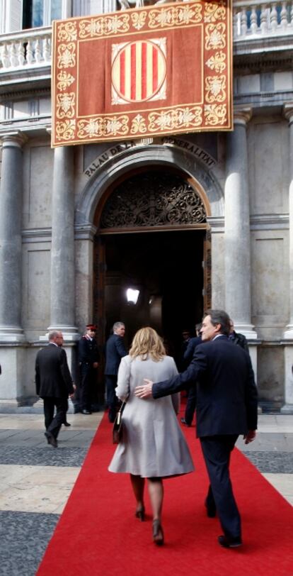 El nuevo presidente catalán, Artur Mas y su esposa, Helena Rakosnik, abandonan el Palau de la Generalitat