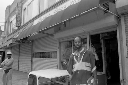 El diseñador, posando a las puertas de su famosa tienda en 1988.