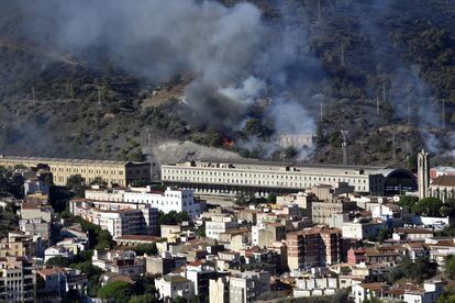 Vista del incendio a las afueras de Portbou, este sábado. 