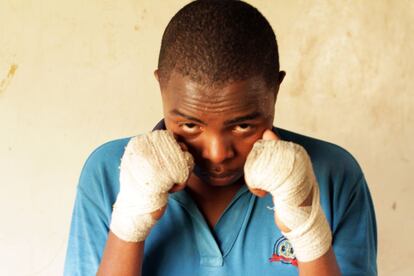 Una de las boxeadoras, esperando su turno para utilizar los guantes de boxeo, en posición de ataque antes de luchar con uno de los sparrings.