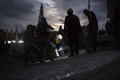 Personal de rescate continúan con la búsqueda de desaparecidos entre los escombros de las viviendas destruidas tras el terremoto, en la ciudad de Pedernales (Ecuador), el 17 de abril de 2016.