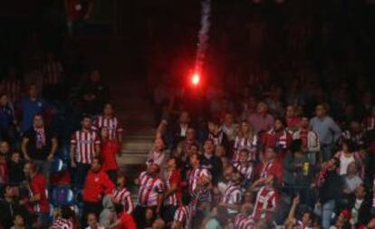 Una bengala cae sobre los aficionados del Atlético