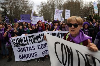 La manifestación del 8-M en Madrid, durante su recorrido a su paso por el paseo de Recoletos.