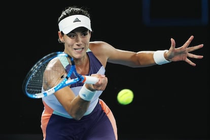 La tenista española Garbiñe Muguruza se dispone a golpear la bola.