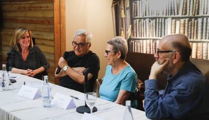 Gemma Nierga, Juan Cruz, Rosa Mora y Marcos Ord&oacute;&ntilde;ez, durante la presentaci&oacute;n en Barcelona del libro de Cruz &#039;Un golpe de vida&#039;.