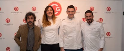 De izquierda a derecha, el chef de DSTAgE, Diego Guerrero; la jefa de cocina de Lienzo, María José Martínez; el chef de Taberna de Miguel, Jesús Moral, y el fundador de La Tasquería, Javier Estévez.