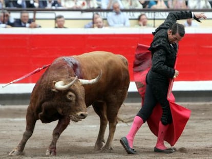 Manzanares en el segundo toro.