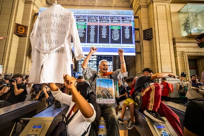 Manifestantes protestan contra los aumentos del transporte en la estación de trenes Constitución, en Buenos Aires, el 3 de marzo.
