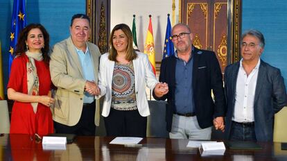 Susana Díaz, con la consejera María Jesús Montero y los representantes sindicales.