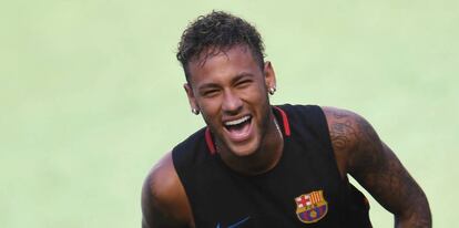 Neymar se divierte en el &uacute;ltimo entrenamiento del Bar&ccedil;a.