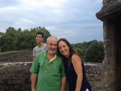 José Morales y su hija Mauela, en una foto tomada en Nvarrenx en agosto de 2015. Detrás, Badr Hraichete.