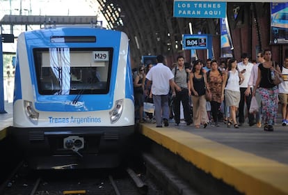 Una formaci&oacute;n cero kil&oacute;metro llega a la estaci&oacute;n Retiro en Buenos Aires, en febrero de 2015.