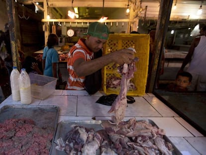 Banca de carne no mercado central de Maracaibo, Venezuela