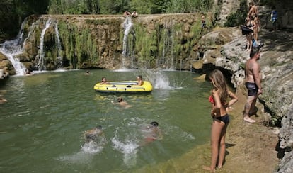 Persones banyant-se a la riera de Merlès (Berguedà).