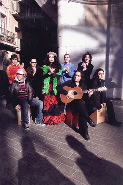 Los componentes del grupo Ojos de Brujo (Marina, en el centro), en la Rambla del Raval, esquina con la calle del Hospital.