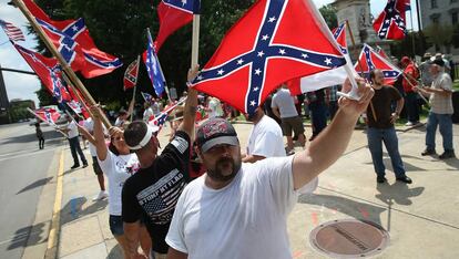 Manifestaci&oacute;n contra la retirada de la bandera confederada de las instalaciones del Capitolio en Carolina del Sur.