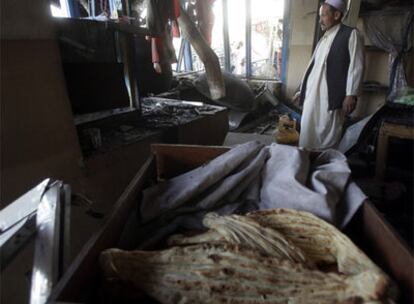 Un afgano observa su tienda destrozada por una bomba.