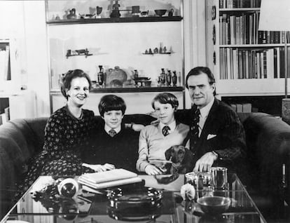 La reina Margarita y su marido, Enrique de Dinamarca, junto a sus hijos Federico y Joaquín de Dinamarca en el castillo de Fredensborgs en 1982.