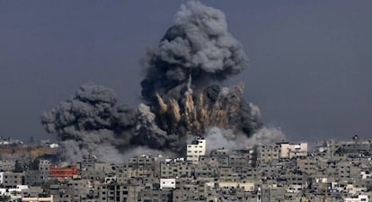 Bombardeo israelí en la capital de Gaza el 29 de julio de 2014.