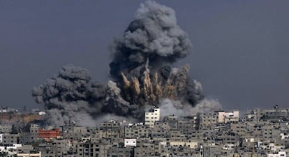 Bombardeo israel&iacute; en la capital de Gaza el 29 de julio de 2014.