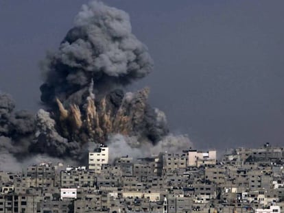 Bombardeo israel&iacute; en la capital de Gaza el 29 de julio de 2014.