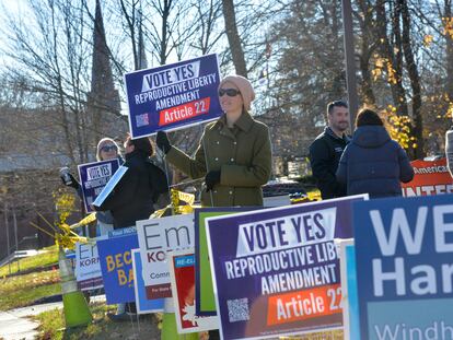 Una mujer en Brattleboro, Vermont, sostiene un letrero en favor del referendo que permite el aborto en su Estado.