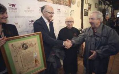 El delegado del Gobierno en Castilla y León, Ramiro Ruiz Medrano (c), saluda antes de recibir el título de Matancero de Honor que tradicionalmente otorga el restaurante Virrey Palafox de El Burgo de Osma (Soria).