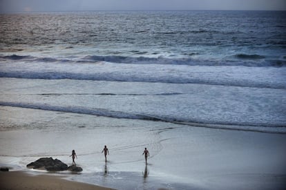 Diversos nudistes caminen per la platja de Fora, a Finisterre (Galícia).
