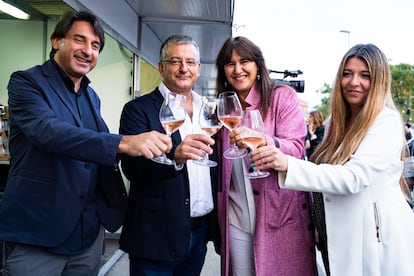 El diputado Francesc de Dalmases; el alcalde de Sant Sadurní, Josep Maria Ribas; la presidenta de Junts, Laura Borràs y la diputada Ester Vallés, en su visita el sábado a la feria del cava de dicha localidad barcelonesa.