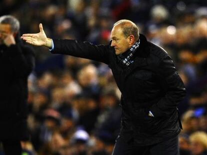 Mel, en la banda de The Hawthorns, dirigiendo al West Brom con Mourinho detrás.