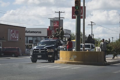 Una patrulla de la Marina Armada realiza recorridos por una de las avenidas principales de Matamoros en el estado de Tamaulipas.