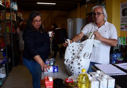 María del Carmen Casahorrán y José Ángel Moreno revisan las donaciones hechas