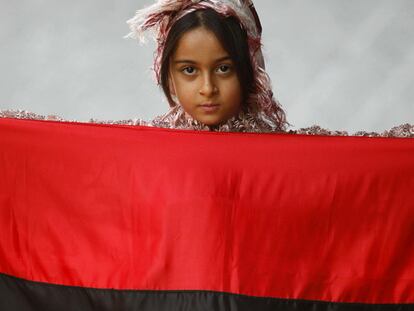 Una niña con la bandera rebelde, en la Embajada en Madrid.