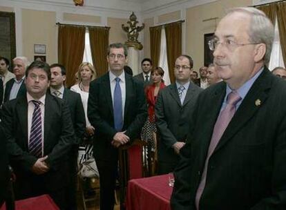 En primer término, el diputado general saliente, Joxe Joan González de Txabarri, pasa por delante de Markel Olano e Iñaki Galdos, ayer en el pleno de las Juntas celebrado en Getaria.